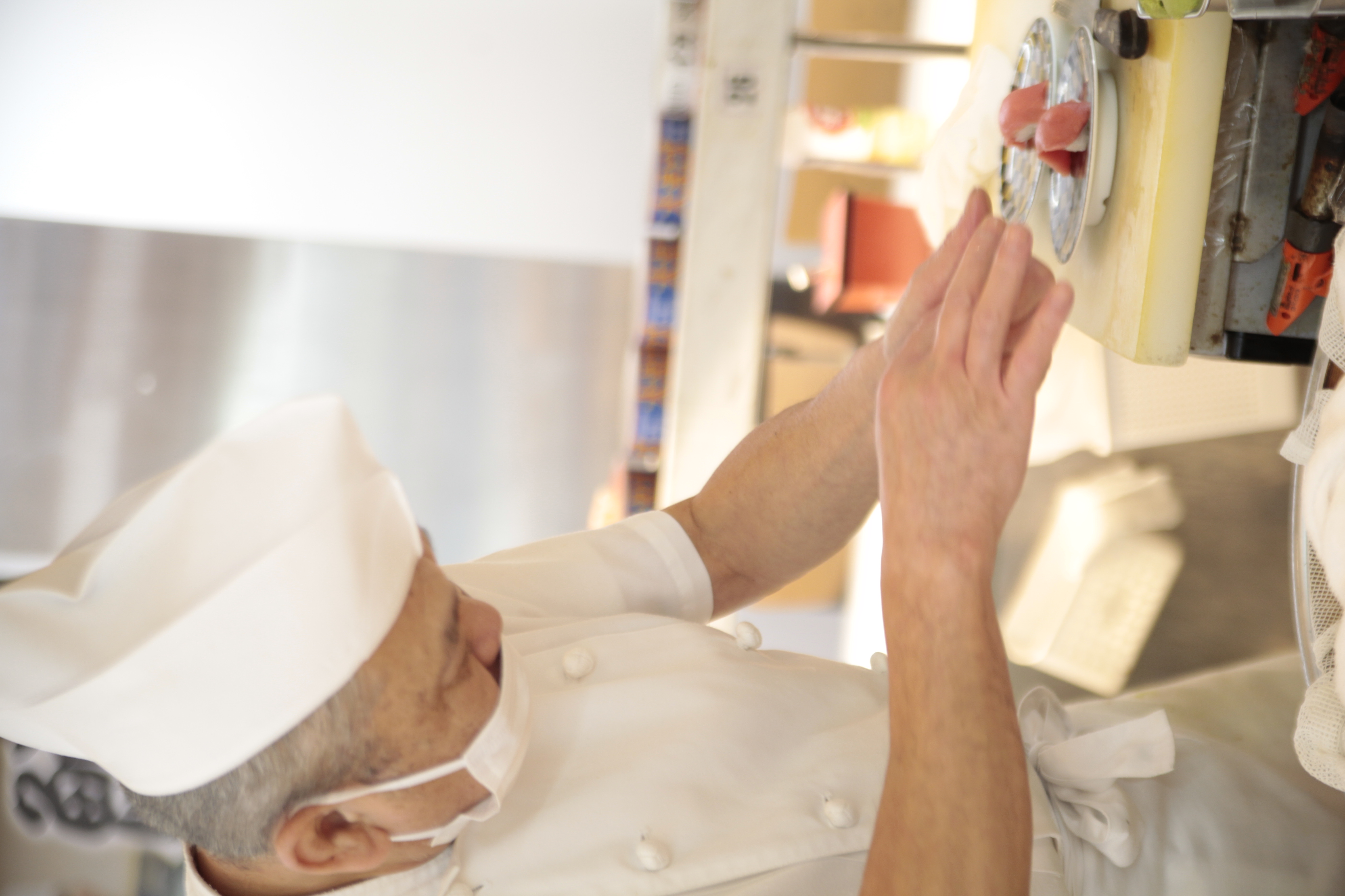 職人が手握りで提供